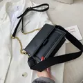 Bolso bandolera de cuero negro moderno con costuras blancas y correas dobles - Estilo de Costuras Blancas en Contraste Negro / Negro