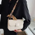 Minimale beige Umhängetasche mit gewebtem Seidenschal-Metallketten-Schultergurt - Gebrochenes Weiß