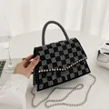 Modische schwarze Lederhandtasche mit funkelndem Strass-Schachbrettmuster und Kette - Schwarzes Karo