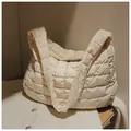 Elegante borsa a nuvola trapuntata beige con grande capacità e finitura in nylon morbido - Bianco