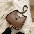 Minimalistische donkerbruine leren halfronde crossbody emmertas met verstelbare riem - Standaardtype / Bruin