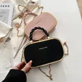 Trendy box-tassen in roze en zwart met gedraaide handvatten en gouden kettingbanden - Zwart