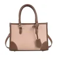 Elegante bolso tote bicolor en beige y marrón con textura de cuero y detalles dorados - Caqui