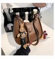 Bruine lederen bucket bag crossbody met een trendy gebreide konijnenpop bedeltje eraan - Met Konijn Hanger / Bruin