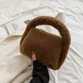 Bolso de mano marrón de lana de cordero para mujer con asa superior integrada - Marrón