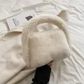 Schicke cremeweiße Lammfell Handtasche mit weicher Plüschtextur für den Winter - Weiß
