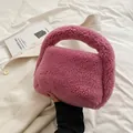 Plüschige rosa Handtasche aus Lammwolle mit dickem Rundgriff für den Winter-Look - Rosa
