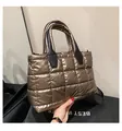Gesteppte Tragetasche in Bronze-Metallic mit schwarzen Henkeln im Puffer-Stil - Champagner