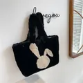 Grande borsa tote in peluche nera con toppa a forma di coniglio bianco in morbida ecopelliccia - Nero
