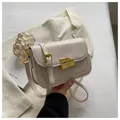 Sac à bandoulière carré blanc cassé épuré avec boucle dorée en forme de chocolat - Blanc