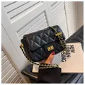 Klassische schwarze Stepptasche mit goldener Kette und metallischem Drehverschluss - Schwarz