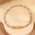 Détail du bracelet doré avec zircons ronds et rectangulaires et fermoir à cliquet - Bracelet Entièrement en Zircone Blanc / Blanc