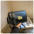 Petit sac à bandoulière en cuir noir avec motif crocodile et fermoir doré chic - Noir