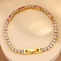 Détail du bracelet tennis plaqué or 18k avec zircons roses rectangulaires et blancs - Bracelet Pavé de Zircone Rose