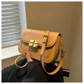 Sac bandoulière minimaliste marron clair avec texture crocodile et boucle dorée - Kaki Foncé