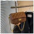 Elegante braune gesteppte Umhängetasche mit goldener Kette und Metall-Drehverschluss - Braun