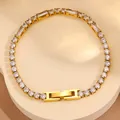 Détail du bracelet tennis plaqué or 18 carats avec oxydes de zirconium et fermoir en H - Bracelet Pavé de Zircone Blanc