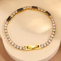 Détail d'un bracelet plaqué or 18 carats avec zircons blancs et pierres noires rectangulaires - Bracelet Pavé de Zircone Noir