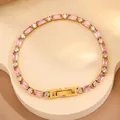 Détail d'un bracelet doré avec pierres roses rectangulaires et zircons ronds - Rose