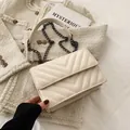 Elegante bolso de hombro acolchado en V blanco crema con cadena metálica - Blanco