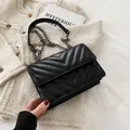 Bolso de hombro acolchado negro con textura en V y correa de cadena - Negro