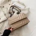 Bolso bandolera beige acolchado con costuras en V y correa de cadena de metal oscuro - Caqui