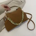 Donkerbruine crossbody tas met steenpatroon, gouden handvat en kettingriem - Bruin