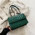 Elegante bolso bandolera de ecocuero acolchado verde oscuro con cadena de metal gris - Verde