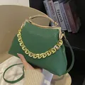 Elegante smaragdgroene crossbodytas van kunstleer met gouden metalen frame - Groen