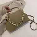 Khaki crossbodytas van imitatieleer met gouden ketting en reliëfsteenpatroon - Khaki