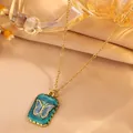 Collier vintage avec pendentif papillon plaqué or 18k sur fond de soie beige doux - Collier Papillon en Émail Doré