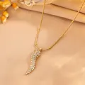 Collar de acero de titanio dorado con colgante de chile y cristales para mujeres - Dorado