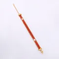 Détail d'un bracelet en zircons rouges, finition dorée avec fermoir mousqueton réglable - Rouge