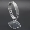 Gros plan d'un bracelet d'identité en acier poli avec une plaque métallique incurvée - 21cm / Style Barre Courbée Argentée