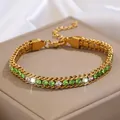 Détail du bracelet doré avec strass verts et transparents et fermoir mousqueton réglable - Bracelet Or Vert Clair Zircone Blanche