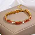 Détail du bracelet en acier titane doré avec cristaux rouges et fermoir mousqueton - Bracelet Or Rouge Zircone Blanche