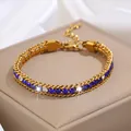 Vue détaillée du bracelet gourmette doré orné de zircons bleus et blancs polis - Bracelet Or Bleu Zircone Blanche