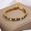 Détail du bracelet en titane doré avec double rangée de zircons émeraude et blancs - Bracelet Or Vert Foncé Zircone Blanche