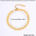 Détail d'un bracelet en acier inoxydable doré en forme de feuille avec fermoir mousqueton - Or Feuille