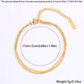 Détail d'un bracelet double rang en acier inoxydable doré avec breloque feuille et fermoir - Serpent Rond Doré Double Couche
