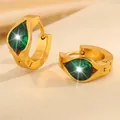 Détail de boucles d'oreilles huggie dorées avec zircon vert taille poire et finition polie - Boucles d'oreilles goutte d'eau / Vert