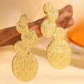 Boucles d'oreilles en acier titane doré avec plaques rondes martelées de style luxe - Style Disque Martelé / Disque Épissé Doré