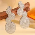 Boucles d'oreilles argentées en acier avec disques martelés superposés sur une branche - Disque Épissé Argenté