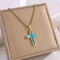 Detailaufnahme der goldenen Edelstahl-Kreuzkette mit blauen Zirkonia in einer Schmuckbox - Gold Blau Zirkonia Kreuz Halskette