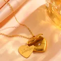 Détail du collier enveloppe coeur en or 18k montrant l'insert gravé 'I Love You' - Je t'aime
