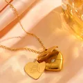 Macro d'un collier médaillon coeur doré avec gravure Good Luck sur fond en satin - Bonne chance!