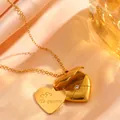 Dettaglio della collana con medaglione a cuore in oro 18k con incisione Te quiero - Stile Inciso Te quiero(7)