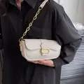 Bolso de hombro rectangular blanco crema en cuero granulado con cadena dorada gruesa - Blanco