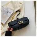 Elegante bolso baguette de cuero sintético negro con hebilla dorada y cadena - Negro