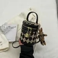 Καπιτονέ τσάντα bucket σε μπεζ και μαύρο με λούτρινο κουνέλι και δερμάτινη λαβή - Με Στολίδι / Μαύρο
